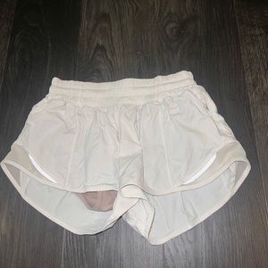 LULULEMON hotty hot shorts white size 2 2.5 inch